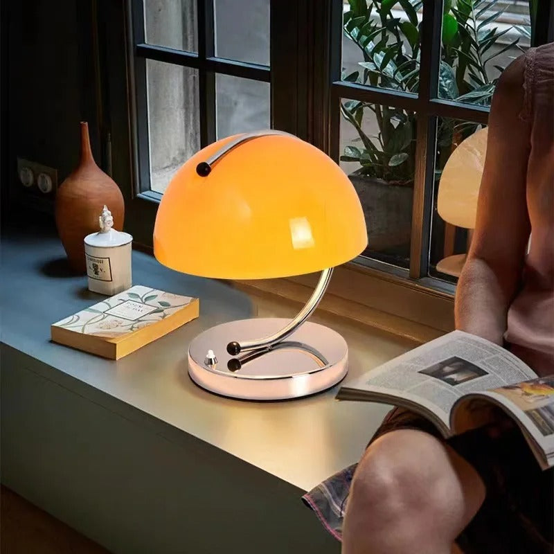 Skandinavisk Stil Bordlampe I Glas – Elegance Og Modernitet