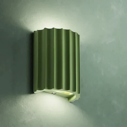 Moderne Vegglampe i Resin – Eleganse og Originalitet