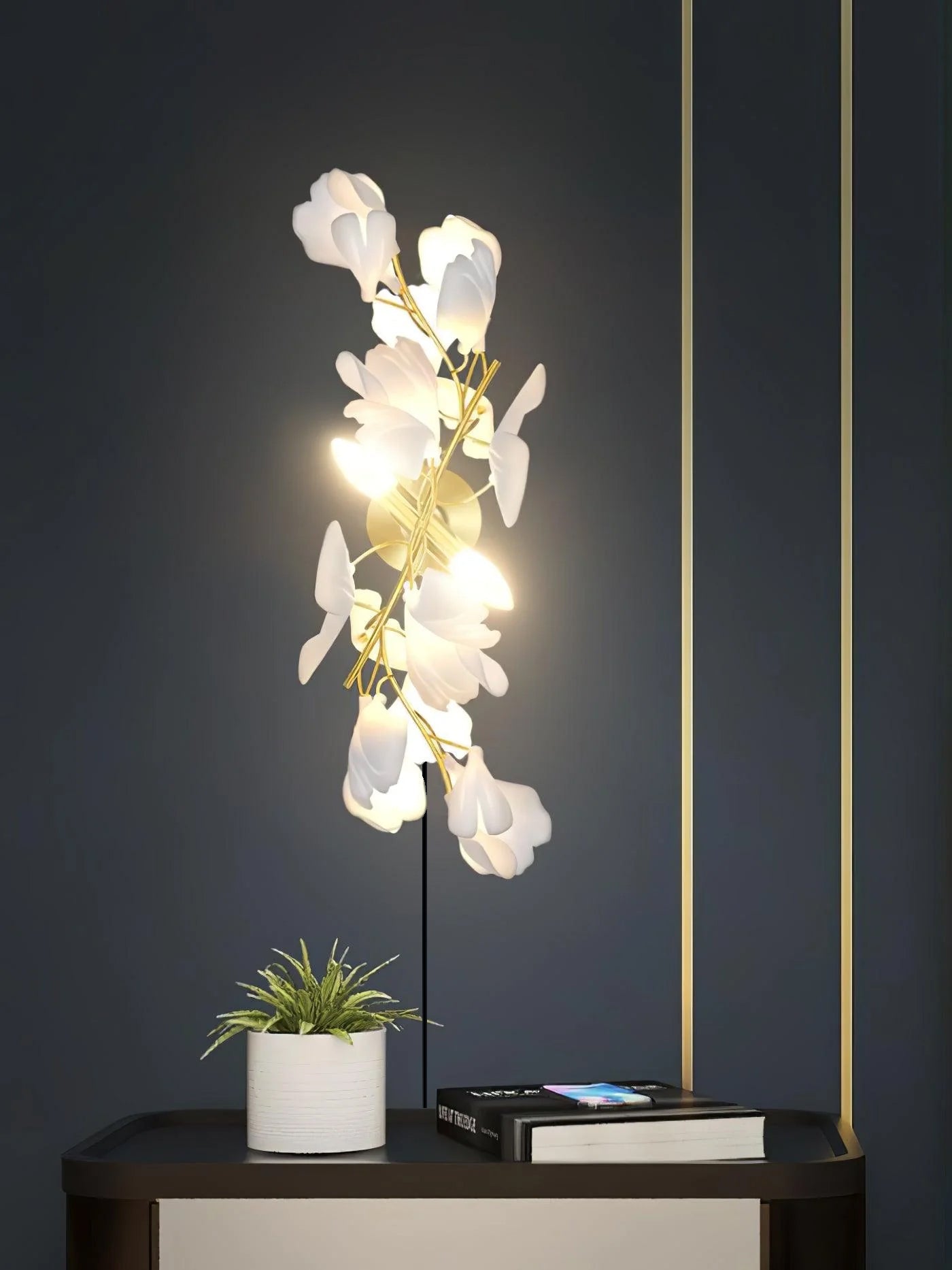 Florale Wandleuchte - Goldene Eleganz & sanftes Licht