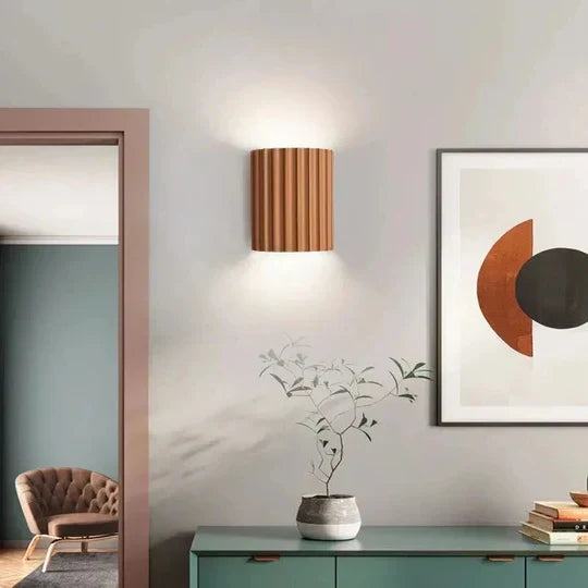 Moderne Vegglampe i Resin – Eleganse og Originalitet