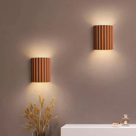 Moderne Vegglampe i Resin – Eleganse og Originalitet