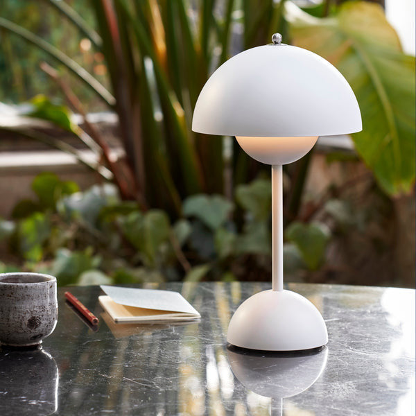 Lámpara de Mesa Portátil – Diseño Moderno y Iluminación Nómada 