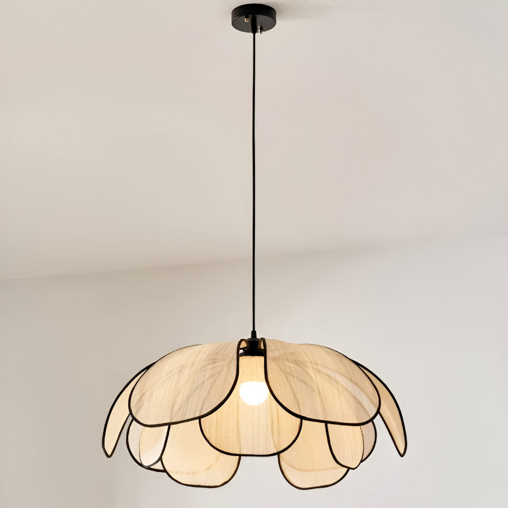 Elegantní závěsná lampa z přírodního proutí - přírodní dekorace a harmonické osvětlení