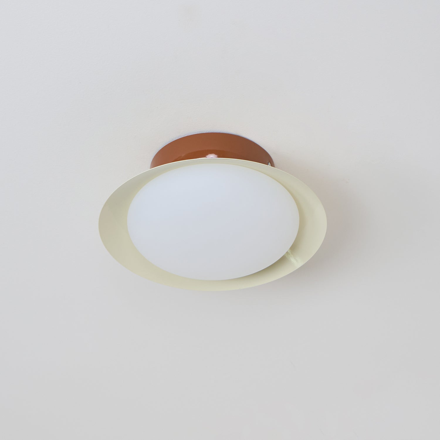 Plafonieră LED rotundă - strălucire naturală și eleganță discretă