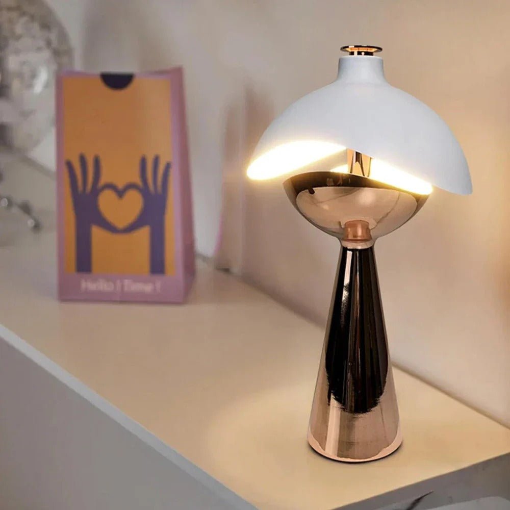 Lâmpada de Mesa Esculpida – Elegância e Originalidade 