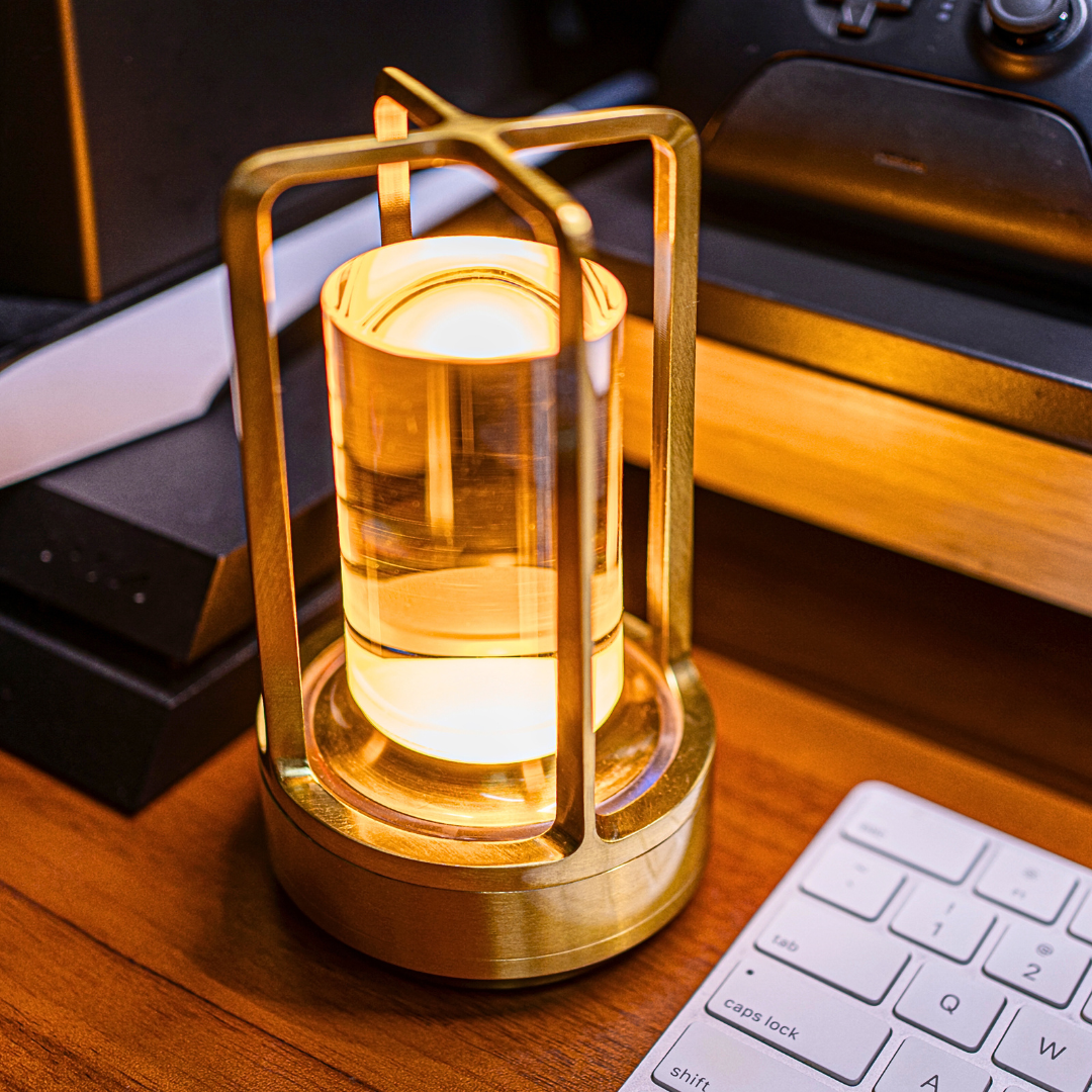 Lâmpada de Mesa Recarregável – Luz Filtrada e Estilo Intemporal 