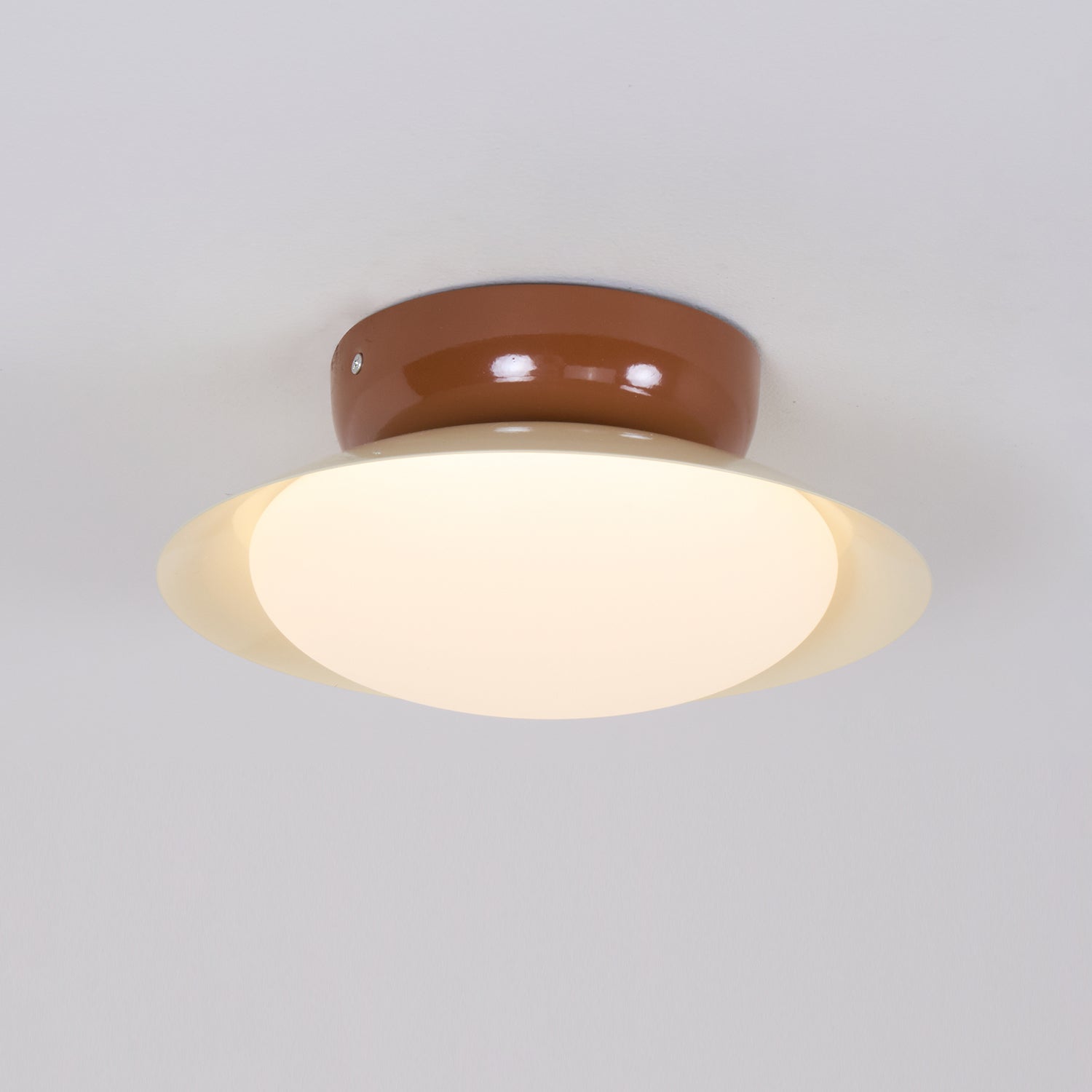 Plafonieră LED rotundă - strălucire naturală și eleganță discretă