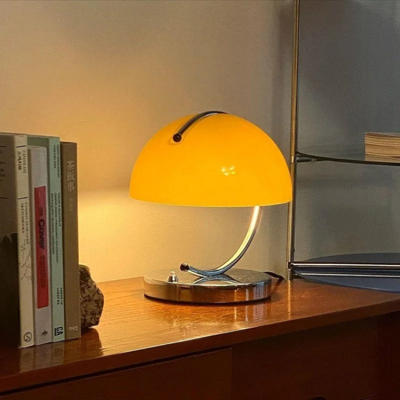 Lampă de masă stil scandinav din sticlă – eleganță și modernitate 