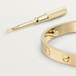 Pulseira Bangle Dourada Minimalista – Elegância Discreta e Intemporal 