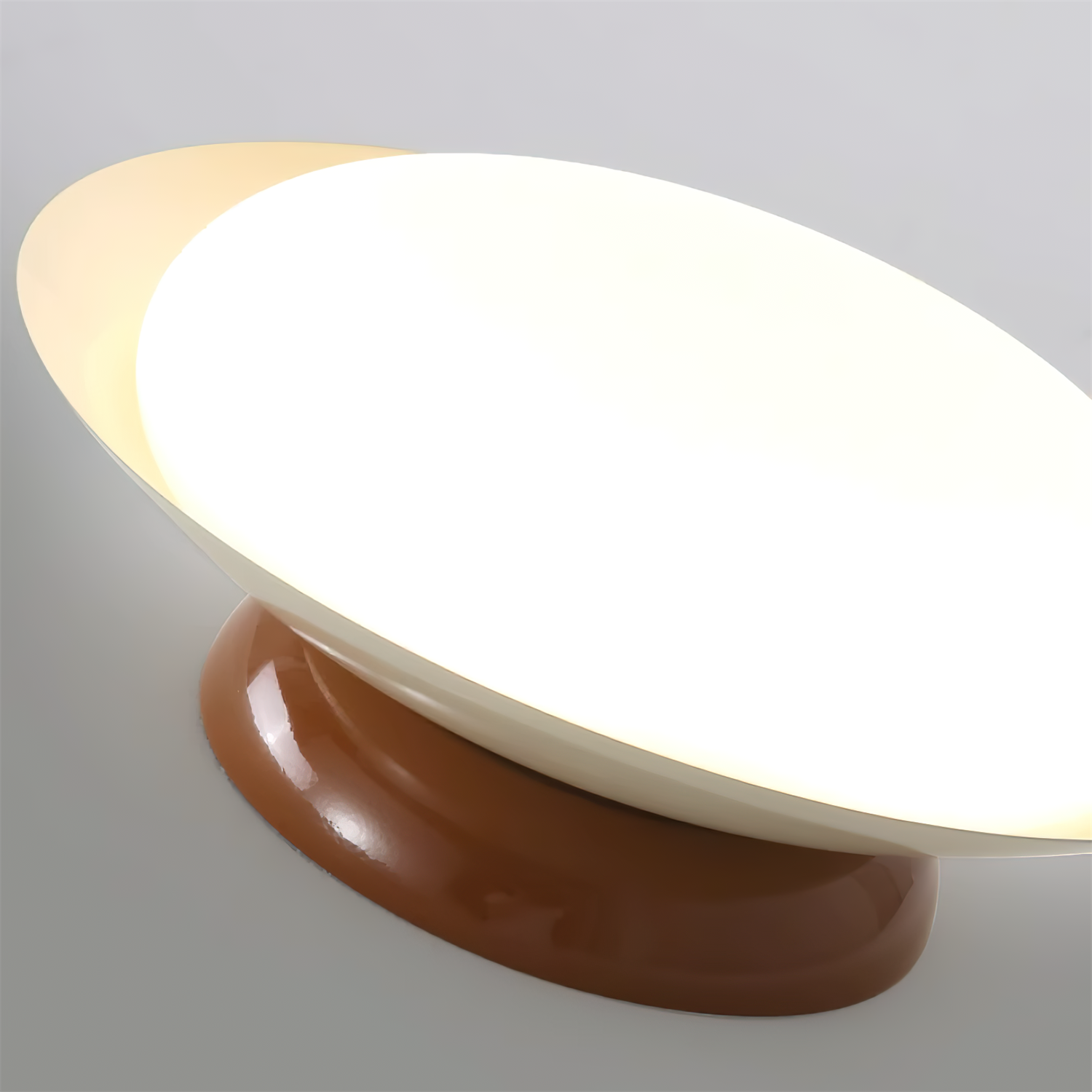 Plafonieră LED rotundă - strălucire naturală și eleganță discretă