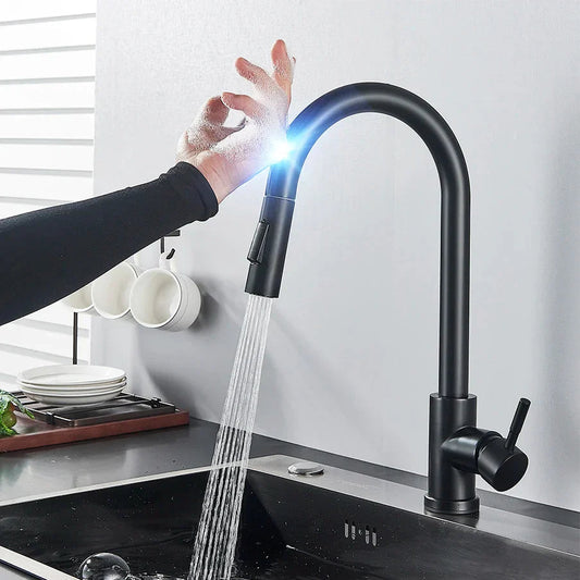 Intelligente Küchenarmatur – Sensortaste und flexible Brause 